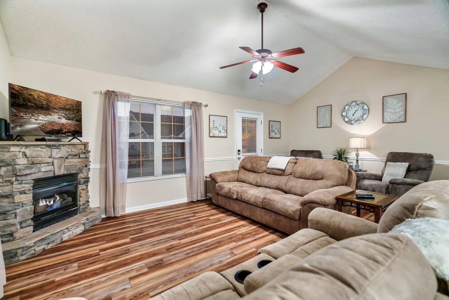 1 Mile To Pkwy, Pets, Hot Tub, Creekside, Porch Villa Pigeon Forge Dış mekan fotoğraf