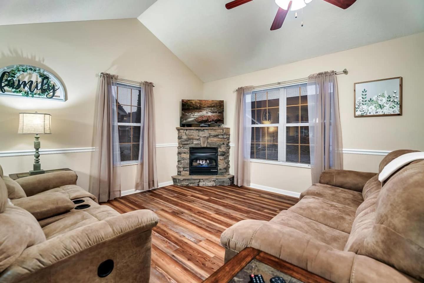 1 Mile To Pkwy, Pets, Hot Tub, Creekside, Porch Villa Pigeon Forge Dış mekan fotoğraf