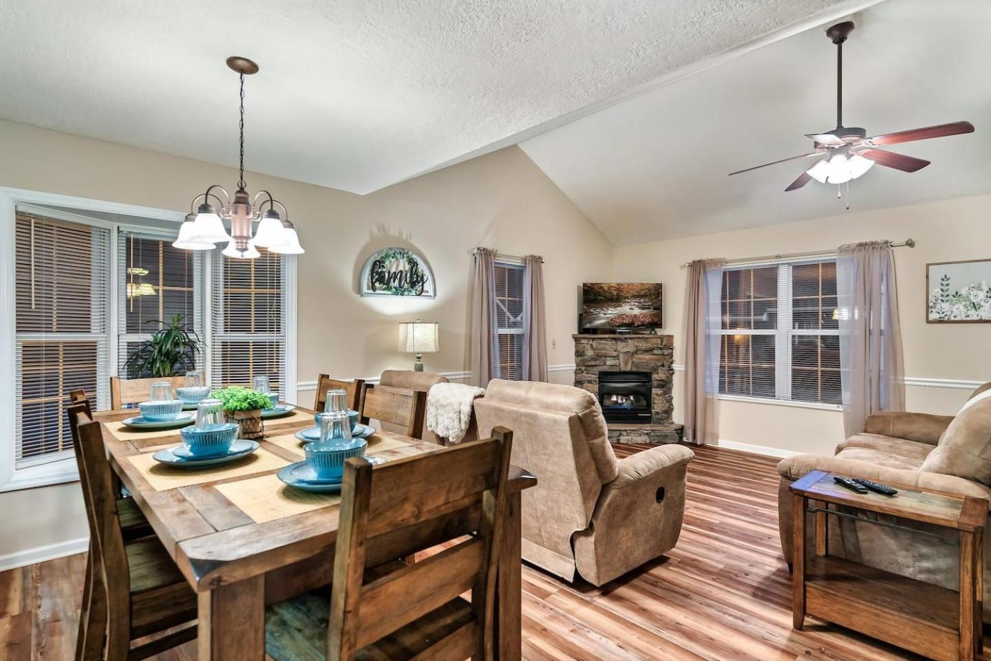 1 Mile To Pkwy, Pets, Hot Tub, Creekside, Porch Villa Pigeon Forge Dış mekan fotoğraf